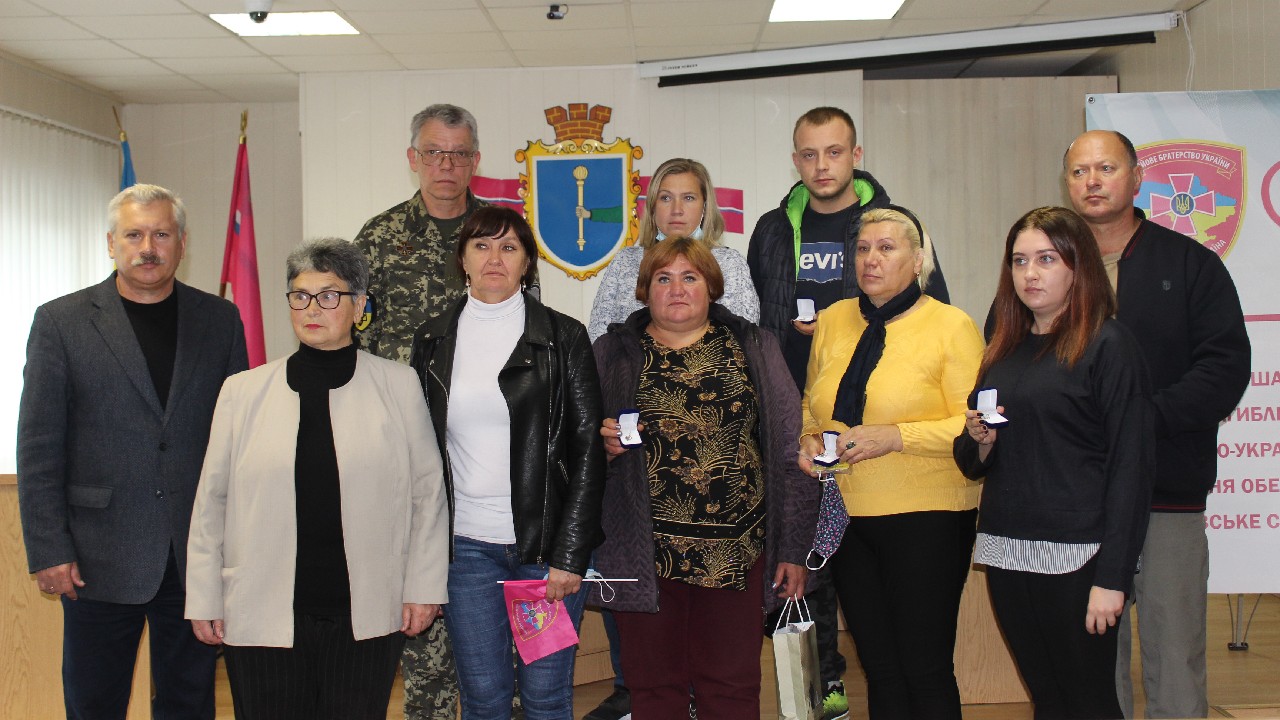 У Лубнах дітям загиблих воїнів АТО вручалися кулони-обереги «Батьківське серце»