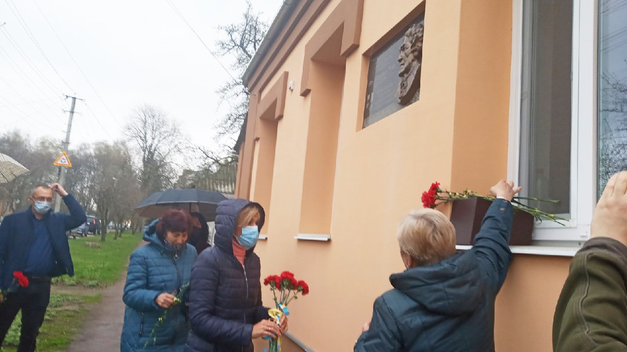 «Ця жінка вишиває Україну» : до 110- річчя від дня народження В. Роїк