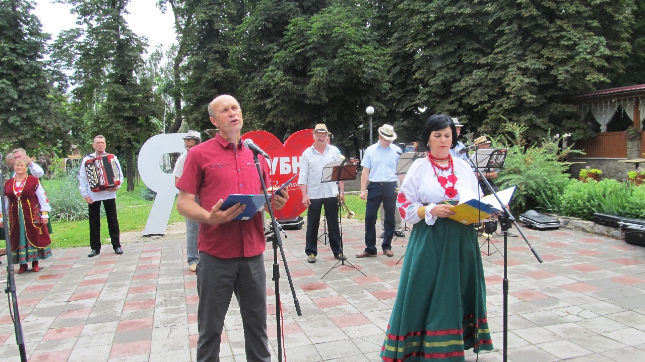 Артисти з Калайдинців подарували святковий концерт до Дня Конституції України